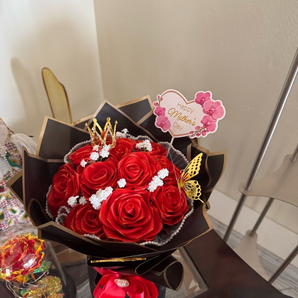 Elegant Red Rose Bouquet with Gold Accents